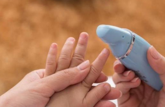 没满月的宝宝可以剪指甲吗 怎么给宝宝剪指甲比较好 